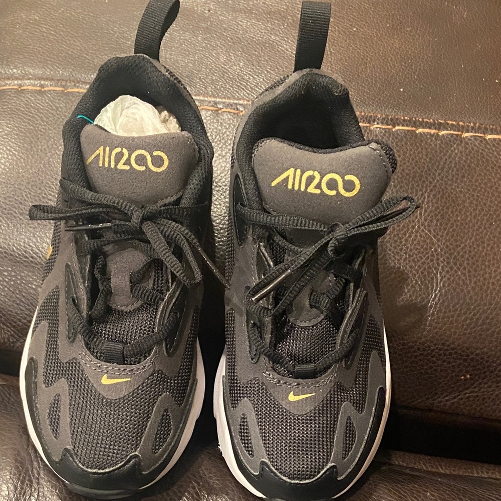 Nike Black and Gold KIDS Air Max 200
Sneakers SIZE 12c - Picture 5 of 13